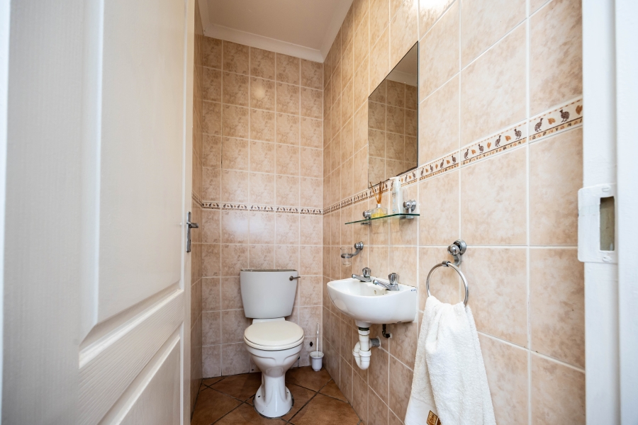 5 Bedroom Property for Sale in Gonubie North Eastern Cape